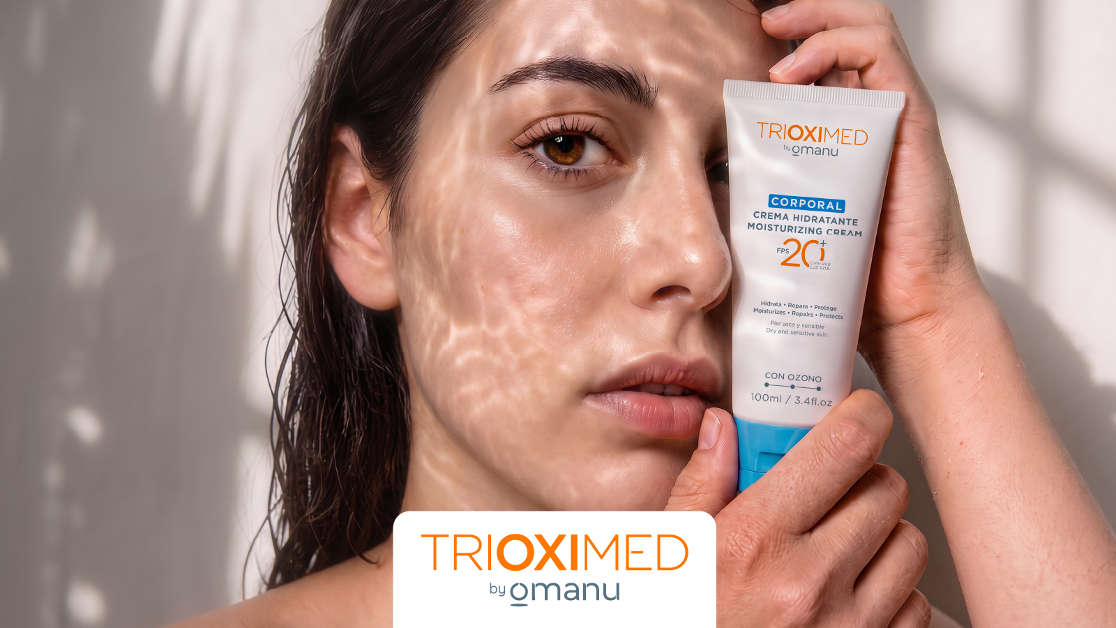 Crema Corporal Hidratante Trioximed con FPS 20 sostenida frente al rostro de una mujer para ilustrar el cuidado de la piel seca y la hidratación diaria.